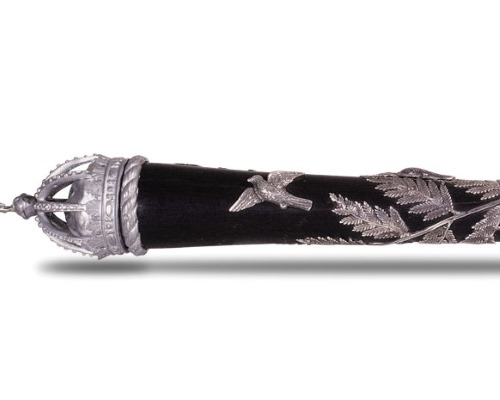 Палица или булава Такомбау как церемониальная булава Палаты представителей парламента Фиджи. «Палица, сделанная из типа твердой древесины под названием «гади», украшена короной и символами мира, а именно маленькими серебряными голубями и оливковыми ветвями», пишет современная публикация Австралийского национального университета. «Декорирование палицы эти символами мира произошло, когда Такомбау обратился в христианство», указывает один фотограф-европеец, не так давно проводивший фотосъемку этой реликвии в стенах фиджийского парламента.