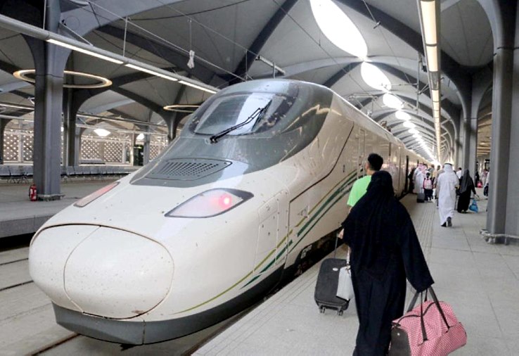 Иллюстрация  из саудовской полуофициальной англоязычной Saudi Gazette: 11 октября 2018 г. на мекканской станции Аль-Русаифа (Rusaifah Station), построенной для новой скоростной линии Мекка-Медина, мы видим высокоскоростной поезд Talgo 350 (в Саудовской Аравии получил название «Аль Харамейн» - от названия Заповедной мечети в Мекке) испанского производителя составов Talgo, готовящийся к первому регулярному коммерческому рейсу.


Отметим, что в Испании поезда Talgo известны как AVE (от сокращения Alta Velocidad Española – высокоскоростные испанские дороги), эксплуатирующиеся государственной железнодорожной компанией RENFE.
