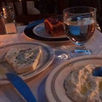 Дзадзики (справа, а слева от дзазики лежит прямоугольник греческого сыра фета) в таверне Стаматопулоса (Stamatopoulos Tavern, Stamatopoulou Palia Plakiotiki, ул. Лисиу - Lisiou 26, Athina), традиционном греческом ресторане в Афинах, в районе Плаки, существующем с 1882 г. Снимок сделан автором Portalostranah.com 10 июня 2019 г.