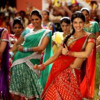 Популярная индийская киноактриса и практикующая индуистка Приянка Чопра - Priyanka Chopra (справа) в сари, в сцене фильма «Огненный путь» (Agneepath, 2012 года выпуска).