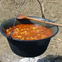 Гуляш в традиционном котле «баграч».