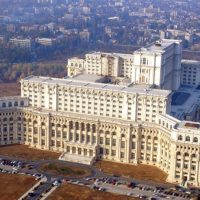 На иллюстрации уже посткоммунистического периода: Дворец Парламента в Бухаресте.