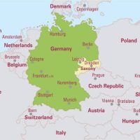 Федеральная земля Саксония (нем. Sachsen, англ. Saxony, со столицей в Дрездене, второй крупный город Лейпциг) на карте объединенной Германии и Европы (2018 г.). Отметим, что в период ГДР область вокруг Дрездена была одним из немногих мест, куда не доходил, в силу отдаленности, эфирный сигнал западногерманского ТВ, поэтому район вокруг Дрездена называли «Долиной незнающих» (Tal der Ahnungslosen).