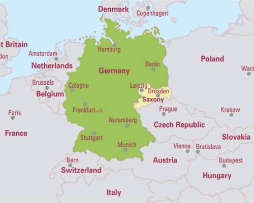 Федеральная земля Саксония (нем. Sachsen, англ. Saxony, со столицей в Дрездене, второй крупный город Лейпциг) на карте объединенной Германии и Европы (2018 г.). Отметим, что в период ГДР область вокруг Дрездена была одним из немногих мест, куда не доходил, в силу отдаленности, эфирный сигнал западногерманского ТВ, поэтому район вокруг Дрездена называли «Долиной незнающих» (Tal der Ahnungslosen).