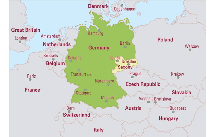 Федеральная земля Саксония (нем. Sachsen, англ. Saxony, со столицей в Дрездене, второй крупный город Лейпциг) на карте объединенной Германии и Европы (2018 г.).
Отметим, что в период ГДР область вокруг Дрездена была одним из немногих мест, куда не доходил, в силу отдаленности, эфирный сигнал западногерманского ТВ, поэтому район вокруг Дрездена называли «Долиной незнающих» (Tal der Ahnungslosen).