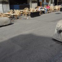 На фотографии нашего редактора, сделанной в Стокгольме 16/07/2017, львы-ограждения на пересечении Дроттнинггатан с улицей Олафа Пальме (Olof Palmes gata).