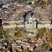 Bundeshaus в Берне (по центру снимка большое здание с куполом и прилегающими строениями) - резиденция швейцарского парламента - Федерального собрания и правительства - Федерального совета.