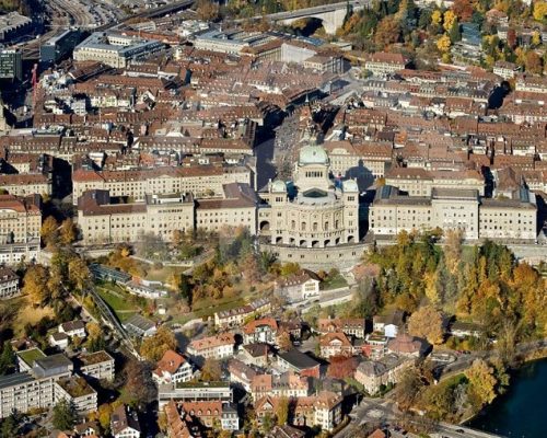 Bundeshaus в Берне (по центру снимка большое здание с куполом и прилегающими строениями) - резиденция швейцарского парламента - Федерального собрания и правительства - Федерального совета.