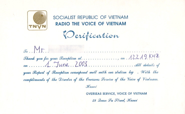Qsl-карточка (карточка подтверждения), ее оборотная сторона, радио «Голос Вьетнама» за прием коротковолновых русских передач, присланная станцией автору этого обзора в 2003 году. Аббревиатура TNVN означает Đài Tiếng nói Việt Nam – т.е. радио «Голос Вьетнама». Официальная частота приема была 12200 кГц. Иновещательные станции рассылают qsl-карточки в обмен на рапорты от слушателей по всему миру о слышимости своих программ на коротких волнах. Сейчас, с переходом вещания на спутники и в Интернет, радиостанции менее охотно рассылают такие подтверждения приема программ.