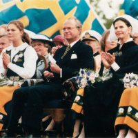 На иллюстрации из оригинала публикации в буклете «Шведского института»: Уже архивный снимок: Королевская семья Швеции образца примерно десятилетней давности: Совсем еще молодые принц Карл-Филипп, принцессы Виктория и Мадлен, и их родители в центре. Женщины одеты в подобие национальных костюмов Швеции.