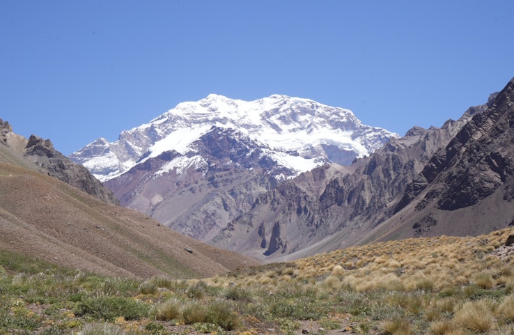 На иллюстрации с сайта правительства Аргентины: гора Аконкагуа (Aconcagua, 6962 метра) – самая высокая вершина Андских гор, а также самая высокая вершина Аргентины и всей Южной Америки. 