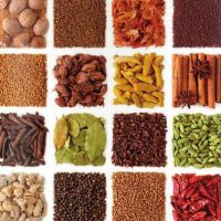 Не только красный перец чили: приправы, используемые в индийской кухне на обложке цитируемого здесь номера журнала МИД Индии «Индия перспективы» (№ 2, май 2012 г.).